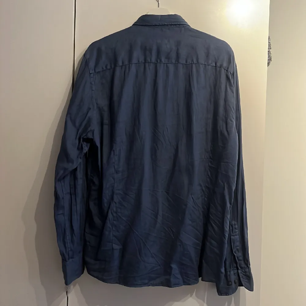 Blå Massimo Dutti linneskjorta. 100 linne! Även snygg som oversize-skjorta för er som har mindre storlek!. Skjortor.