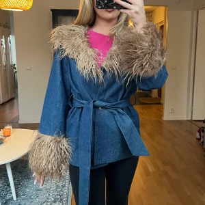 Pälsjacka  - Afghanjacka från asos som tyvärr inte kommit till användning. Den har kvar lappen och är endast provad 