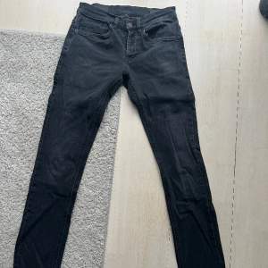 Svarta dondup jeans i nyskick! Modell: George  Storlek: 29 Nypris: 3600kr