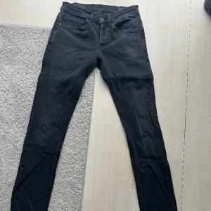 Dondup jeans - Svarta dondup jeans i nyskick! Modell: George  Storlek: 29 Nypris: 3600kr