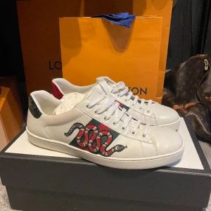 Gucci Ace Sneaker - Säljer dessa Gucci Sneakers i storlek 43, skicket är grymt bra och syns knappt att de är använda! Allt og ingår förutom kvitto 🐍🟢🔴 Hör av dig vid fler frågor!