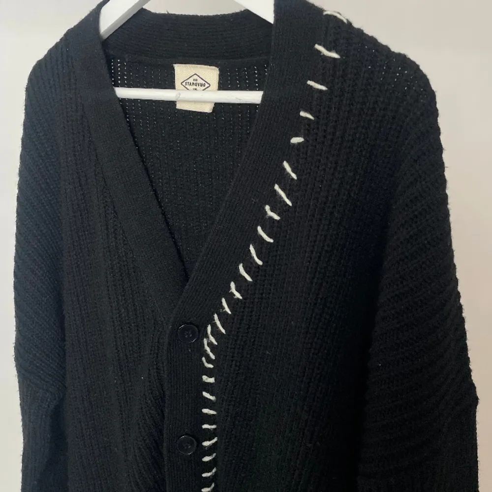 Svart stickad cardigan med vita detaljer❤️🔥❤️🔥 Köpt i seoul och är från ett koreanskt märke🥹🥹🥹 så cool!!! Ca storlek M-L då jag inte fattar koreanska haha😄. Neuleet.