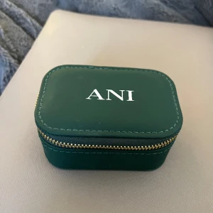 ANI Jewels bokstavshalsband T✨ - Stone Letter Necklace Gold T, nypris 750kr, (knappt använd då jag har silver smycken!)✨💍