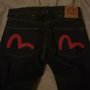 Evisu jeans i jättebra skick! De är omsydda från straight leg till baggy/flared! 