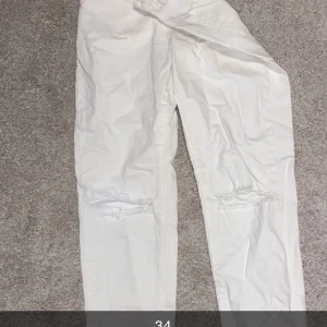 Mom Jeans  - Säljer dessa jeans, knappt använda. Köpare står för frakt 