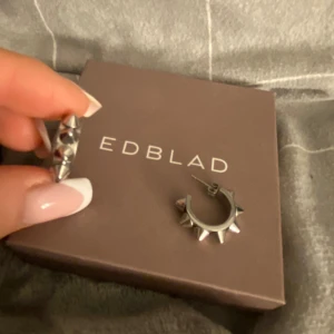 Edblad örhängen  - Säljer nu mina edblad örhängen som bara används fåtal gånger, säljer på grund av att jag inte längre använder silver smycken. Pris kan diskuteras Skriv för frågor! 