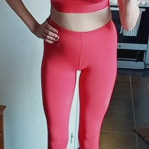 Röda adidas leggings i nyskick - Knappt använda, så riktigt fint skick 