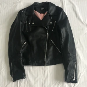 Svart Läder jacka (faux läder!!) - Svart läder jacka från Only Material: 100% viskos  Förslutning: Dragkedja Mönster: Inget  Fördel: Fickor som fungerar, fake läder Nackdel: fake läder (både nackdel och fördel)  Skick: Ny skick (använt 2ggr)  Finns det frågor är det bara att skriva 💕💕  