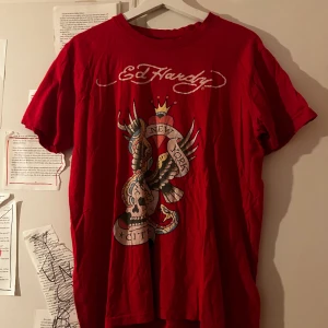 Ed hardy t-shirt - As snygg ed hardy tröja använd ett par få gånger köpt innan här på Plick men säljer pga att det inte kommer till användning några små defekter men inget som syns