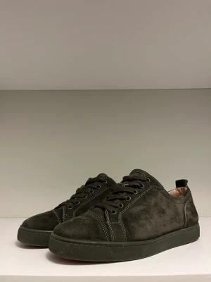 Christian Louboutin  - Christian Louboutin utan taggar i färgen Khaki strl 41 passar även 42, väldigt sällsynta o eftertraktade! Perfekt julklapp till dig själv eller någon annan Nypris: 8900kr 