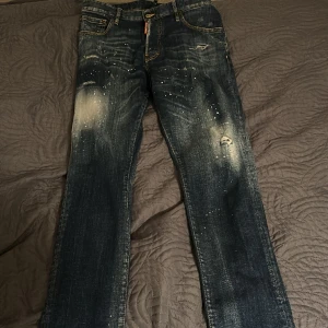 Dsquared2 - Dsquared2 jeans som jag har använt ett par gånger som är i bra skick! Skriv vid intresse. Medium i storlek.