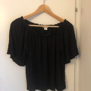 Off shoulder topp - Säljer denna jätte fina off shoulder toppen. Bra skick! Skriv privat vid frågor❤️