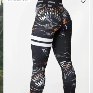 Stronger tights - Fina tights från stronger, säljer pga att jag aldrig använder dom. Storlk S men passar också XS❤️köpt för 799kr