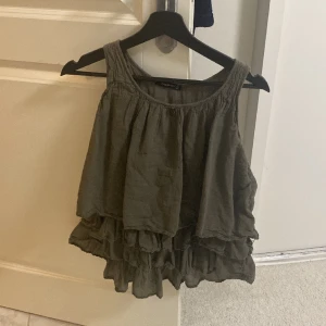 Top/linne - Ett jättefint linne men kommer inte till användning de är nästan helt nytt använts kanske 1-2 gånger priset går att diskutera 