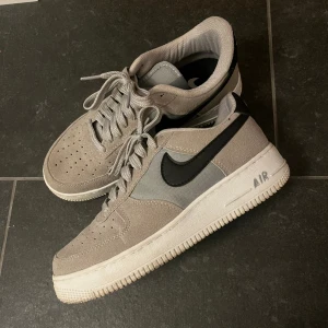 Nike skor  - Säljer ett par Nike skor pga flytt   Dem är knappt använda 