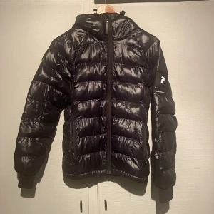 Peak performance jacka  - Knappt använd, inga märken eller fläckar. Super bra skick! 