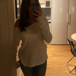 Tröja  - Gullig tröja som inte kommer till användning längre, så fin alla årstider💜