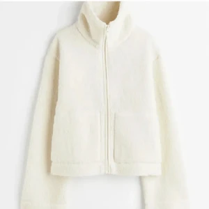 Teddy jacka - Säljer min populära Teddy jacka från H&M, den är i bra skick💕💕💕