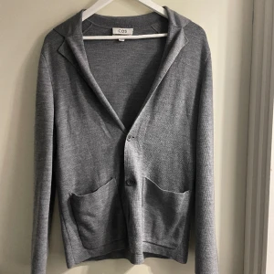 Stickad kofta  - Stickad kofta från COS Storlek M Säljer för 200 kronor, kan diskuteras Skriv för eventuella frågor