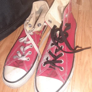 Snygga converse - Snygga converse! Har några år på nacken men är obetydligt använda. Är målade på, färgen ska även gå bort i tvätten. Säljes då de är förstora för mig!