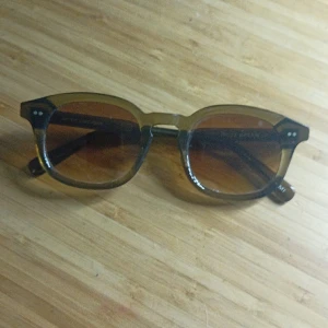 Chimi glasögon  - Nya chimis använda en gång borttappat fodrall tyvärr dom är väldigt fina på och är olivgröna.