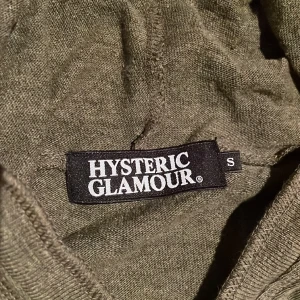 Hysteric glamour hoodie - Tunn hysteric glamour hoodie med ett Bi på. Jätte mjuk och skön hysteric glamour hoodie/cardigan köpt från japan. Skriv om du har några frågor eller vill ha flera bilder.