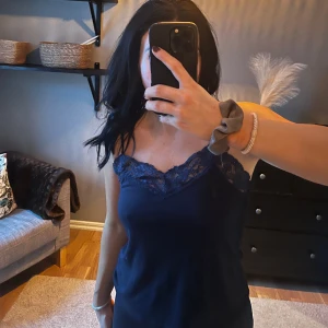 Linne - Liten fläck vid höger sida som man ser på bilden om man zoomar in