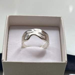 Fin rostfri ring i färgen silver som tyvärr inte kommer till användning💖💖