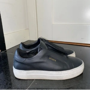 Axel arigato clean 360 laceless  - lägger ut igen då jag aldrig fick sålt de förra, och för att få upp de i flödet igen! de är inköpa vintern 2021 men knappt använda som man ser på bilderna! de är normala i storleken och jag köpte de för ca 2300 kr! 