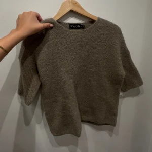 stickad trekvartströja - jätte fin stickad trekvarsärmadtröja i storlek ca från märket SOAKED❤️ bra kvalitet osv! Inte mycket använd, skriv för fler bilder och frågor❤️😽