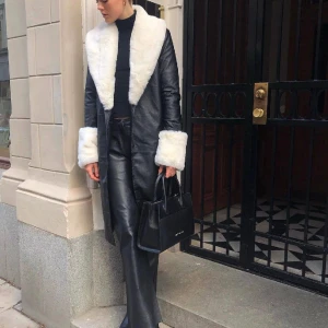 Kappa - Säljer denna snygga faux lether coat med päls