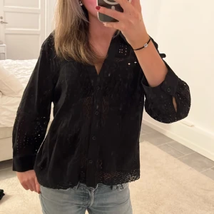 Blus zara - Supersnygg blus från zara nästan aldrig använd❤️ storlek m men passar mig som brukar ha xs 