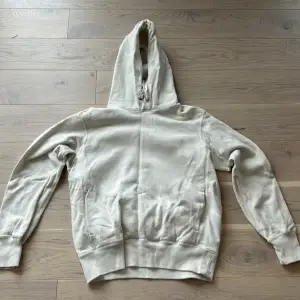 Säljer denna stilrena och sköna hoodie från uniqlo. Bra skick men säljer för jag inte använder den. Strl s. Köpt för 499