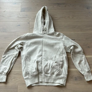 Hoddie från uniqlo - Säljer denna stilrena och sköna hoodie från uniqlo. Bra skick men säljer för jag inte använder den. Strl s. Köpt för 499
