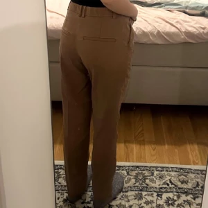 Byxor - Midwaist byxor som är knappast använda, de är raka i benen.