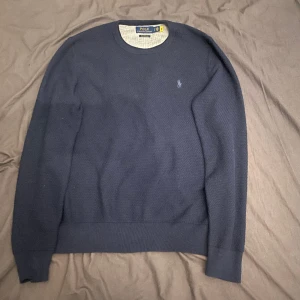 Ralph lauren stickad tröja - Säljer denna stickade blåa Ralph lauren tröjan, perfekt varm nu på vintern, den är köpt på johnells för 1899 men den här i toppen skick då den inte kommit till andvänding