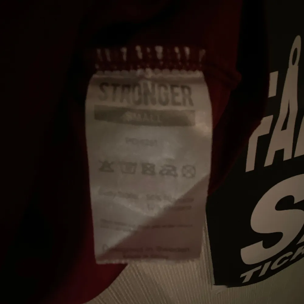 Träningströja ifrån Stronger i stl S. Bra skick då den endast använts tre gånger.. T-shirts.