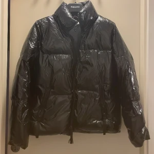 Tommy Hilfiger Svart Jacka - Jätte snygg och cool svart jacka från Tommy hilfiger, inte använd alls, stl. M men den sitter perfekt i armar och allt på mig som bär stl. S. Köparen står för frakt😇❤️❤️