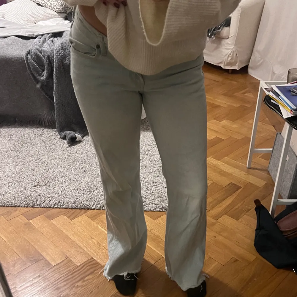 Säljer dessa snygga bootcut jeans med låg/mid waist i bra skick 💗. Jeans & Byxor.