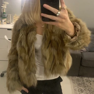 Pälsjacka - Super fin päls jacka från crocker apparel  går att stänga 