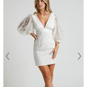 Studentklänning från showpo  - Superfin klänning från showpo som passar så bra till studenten. Säljer då jag köpte två storlekar, endast testad och med lapparna kvar! Köpt för ca 900kr + ca 400kr i frakt och tull ❣️