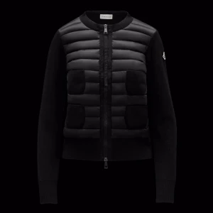 Moncler cardigan  - Så fin moncler cardigan i jätte bra skick! Köptes i februari men sparsamt använd💗💗