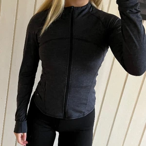 Tränings tröja  - Fint skick, från märket soc (passar mig som har xs i vanliga fall), köpt för flera år sedan 