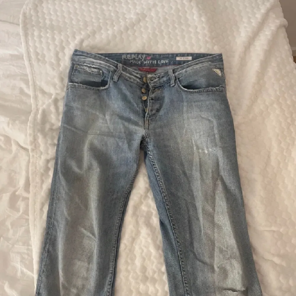Lite slitningar över jeansen, skriv för mer bilder eller frågor😁. Jeans & Byxor.