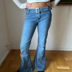 Jötte coola jeans med coolt bälte! Skriv om intresserad💞💓Jag är storlek 36 men de är lite stora på mig så passar nog storlek 38!