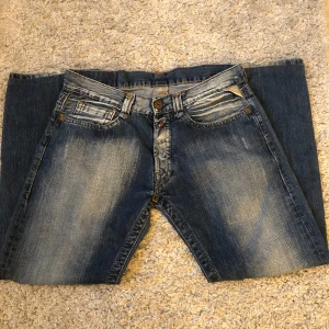 Jeans - Säljer dessa jätte coola jeansen! Väldigt bra skick, inget slitage längst ner på byxorna! Funkar jätte bra för både tjejer och killar❤️ Skriv privat vid frågor eller för fler bilder! Vet inte vad storleken är så fråga gärna om mått!❤️