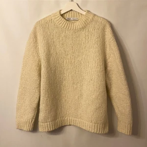 Vit stickad tröja - Vit stickad tröja. Märke: Zara. Storlek: M