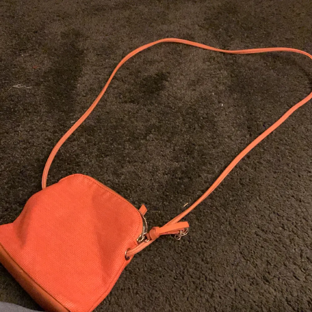 En fin orange väska med två fack. Mycket fint skick och är nästan inte använd!😄. Väskor.