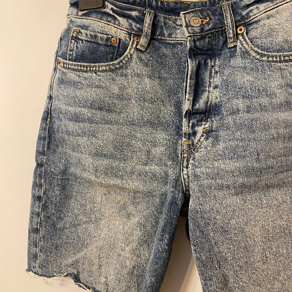 Blåa längre jeansshorts. Märke: H&M. Storlek: 38. Shorts.