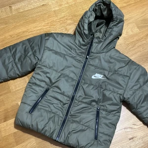 Nike jacka  - Helt oanvänd, köpt för 1100. XS men passar lika bra S och M